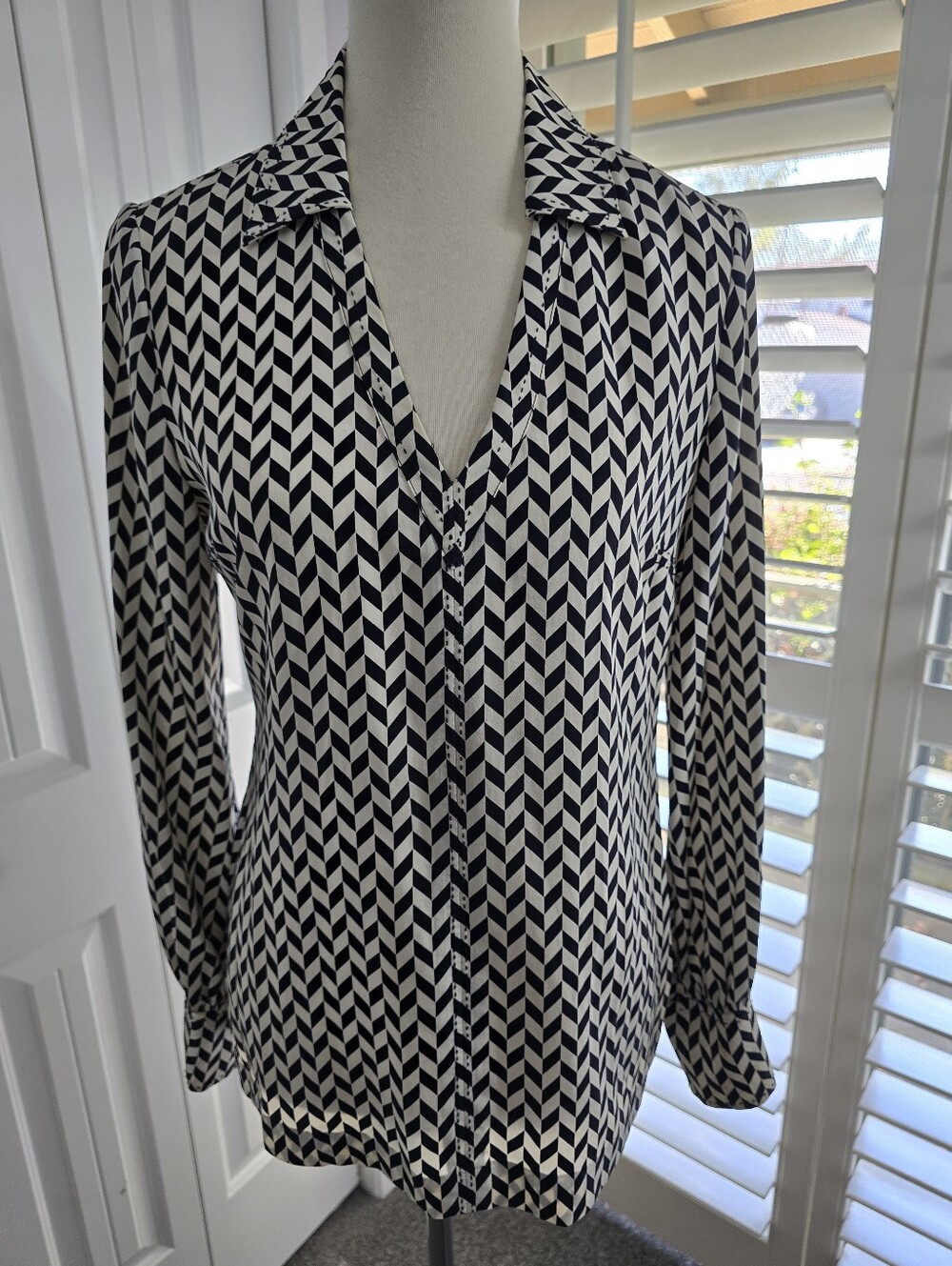 TORY BURCH Women’s Black & White Geometric Long-Sleeve V-Neck Blouse